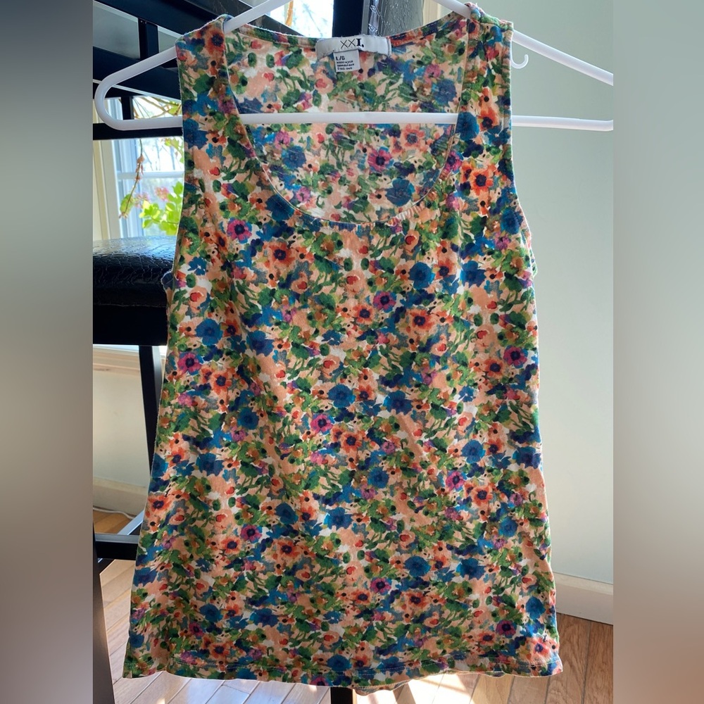 EUC XXI. From Forever 21 Vibrant floral sleeveless top